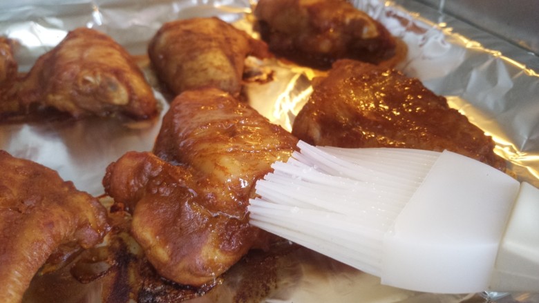 新奥尔良烤鸡翅,刷上蜂蜜。