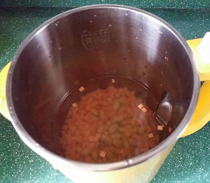 免揉豆渣杂粮面包#无糖素油#,红薯去皮洗净切小丁，与泡好的黄豆一起倒入豆浆机