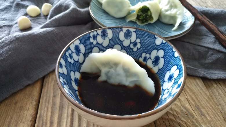 绿苋菜馅饺子,饺子捞出来，蘸醋，再配上蒜泥、滴上几滴芝麻油，油辣子，太香了，一口一个停不下来啊！
