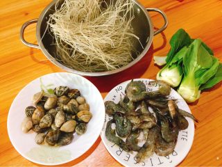 鲜味十足+海鲜红薯粉丝煲,食材准备好：花蛤，明虾，上海青，红薯粉丝，洋葱。