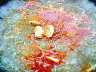 鲜味十足+海鲜红薯粉丝煲,煮至花蛤开壳
