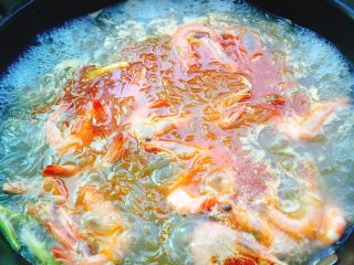鲜味十足+海鲜红薯粉丝煲,加入明虾