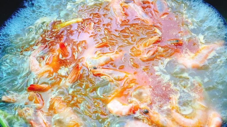 鲜味十足+海鲜红薯粉丝煲,加入明虾