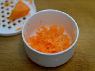 西兰花胡萝卜鸡肝面（辅食）,胡萝卜用辅食工具擦成小丁