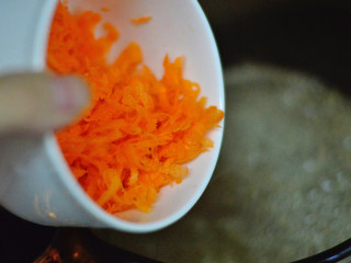 西兰花胡萝卜鸡肝面（辅食）,放入小锅中，大火煮开后用小火焖煮约10分钟