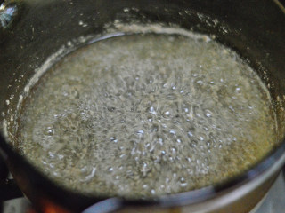 西兰花胡萝卜鸡肝面（辅食）,放入小锅中，加入水煮开