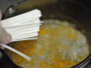 西兰花胡萝卜鸡肝面（辅食）,接着可以放入面条了，煮约4分钟