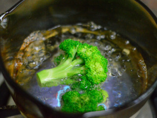 西兰花胡萝卜鸡肝面（辅食）,煮面的时候将西兰花焯水后捞出（焯水可以去掉西兰花中的草酸和农药）