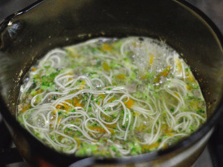 西兰花胡萝卜鸡肝面（辅食）,西兰花已经是熟的了，所以不用煮太久，煮约1-2分钟即可