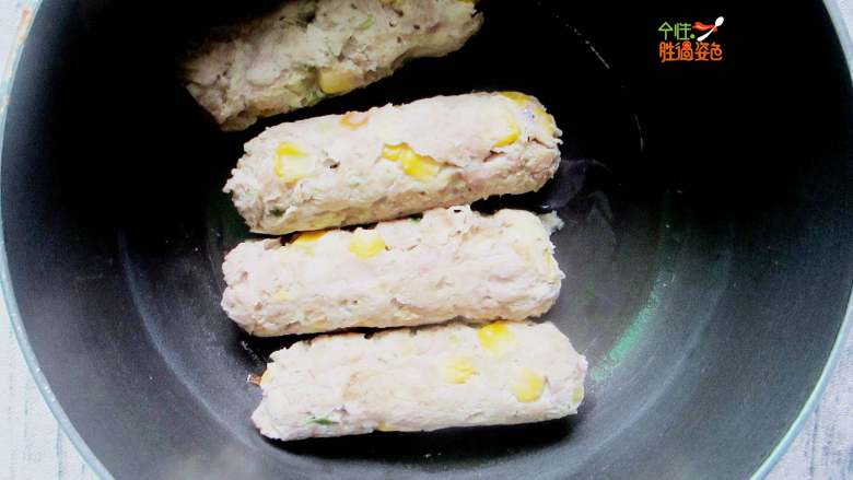 香煎玉米肠,扒开铝箔纸，将玉米肠放入锅内加入少许油煎至两件焦黄即可