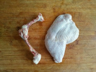 照烧鸡腿饭,鸡腿洗净后控干水份用刀子将骨头剔除，鸡肉用刀背拍打几下。