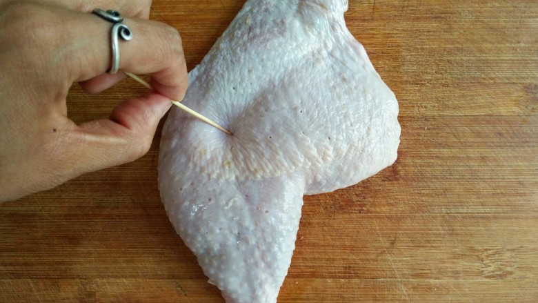 照烧鸡腿饭,然后用牙签在鸡皮上叉匀，这样既可以在腌制鸡腿的时候方便入味，又可以防止入锅后鸡皮受热回缩。
