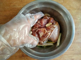 照烧鸡腿饭,戴厨房用手套抓拌均匀。