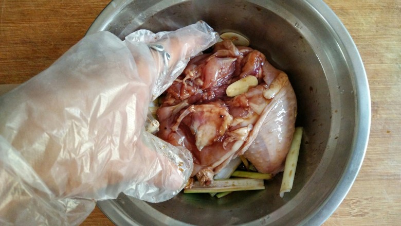 照烧鸡腿饭,戴厨房用手套抓拌均匀。