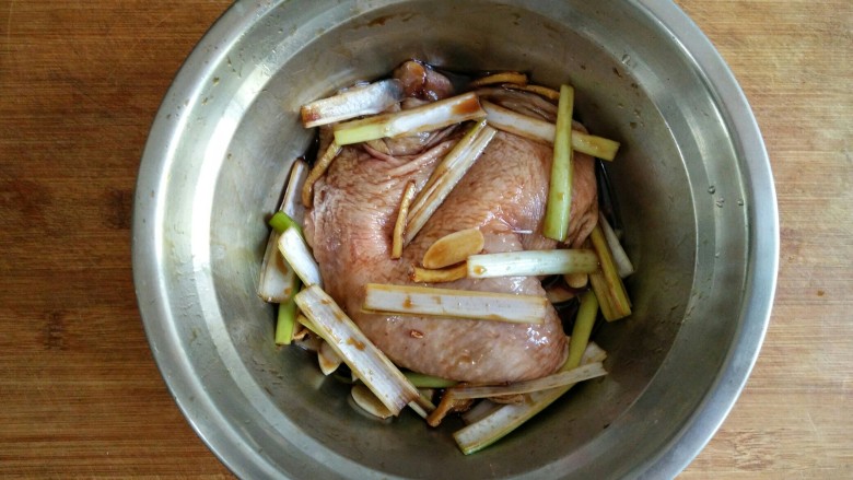 照烧鸡腿饭,放入冰箱冷藏至少半个小时，中间要在抓拌一次，使鸡腿快速均匀入味。