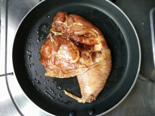 照烧鸡腿饭,将腌好的鸡腿肉鸡皮包裹的一侧朝下。