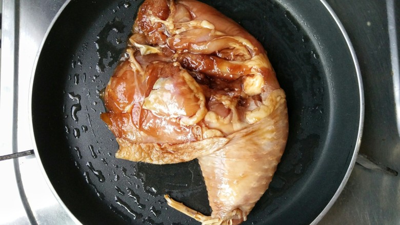 照烧鸡腿饭,将腌好的鸡腿肉鸡皮包裹的一侧朝下。