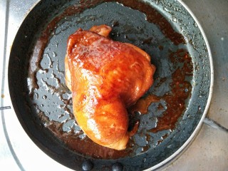 照烧鸡腿饭,小火煎制，并不时地用铲子在鸡肉上压，待鸡皮煎至金黄色时翻面煎。