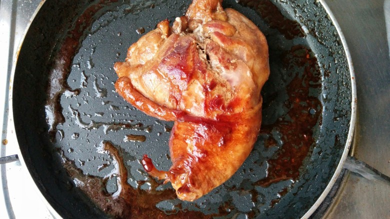 照烧鸡腿饭,待鸡腿两面都煎至金黄，鸡腿内的肉熟透后出锅。