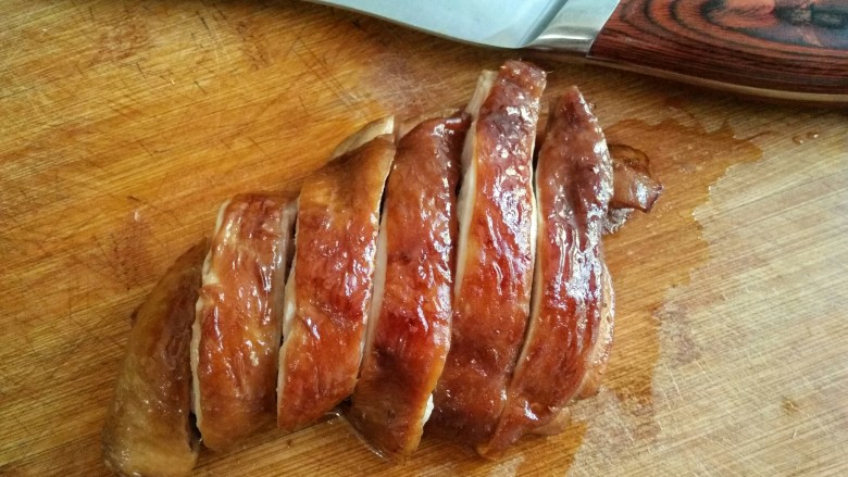 照烧鸡腿饭,将煎好的鸡腿晾凉后切开成条状。