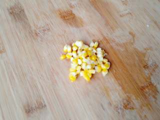 培根米饭卷,玉米提前煮熟，把玉米粒剥离出来。