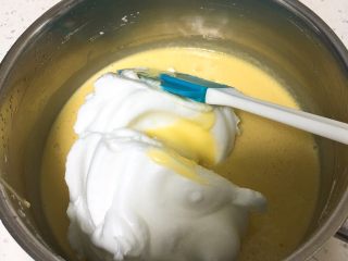 海苔芝麻肉松蛋糕,取三分之一的蛋白进蛋黄糊中。