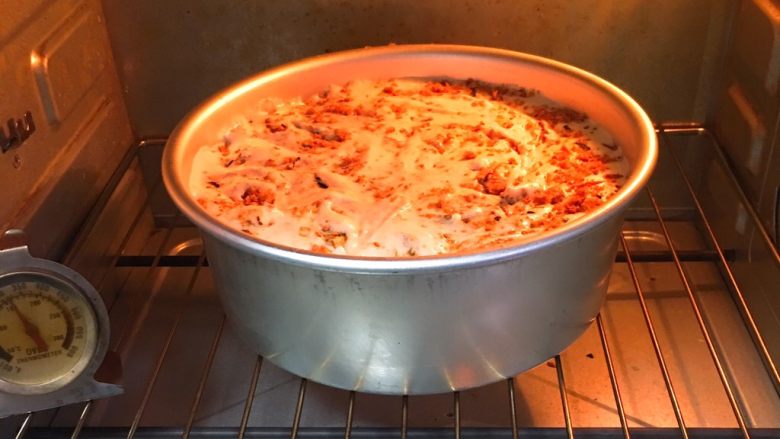 海苔芝麻肉松蛋糕,烤箱预热至150度，模具送入烤箱，烤制20分钟。