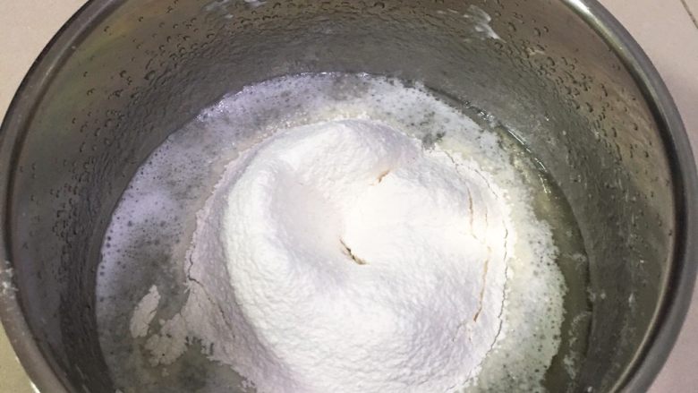 海苔芝麻肉松蛋糕,搅拌均匀后，过筛低筋粉，再次搅拌均匀。