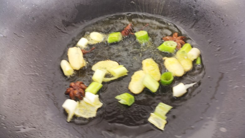 酱香风味土豆,然后把葱和姜放进去炒出香味。