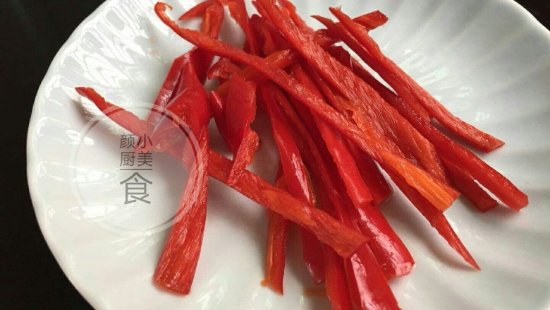 红椒炒西瓜皮,辣椒洗干净去籽切丝备用，如果喜欢吃辣的可以不用去籽，因为去籽了就不怎么辣了。