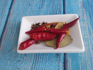 红烧凤爪,准备干辣椒，香叶，桂皮，还有花椒。