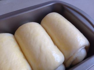 淡奶油面包,发酵好的面包胚上面涂一层全蛋液。