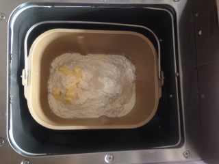 淡奶油面包,倒入面粉和黄油，在面粉顶端加入酵母