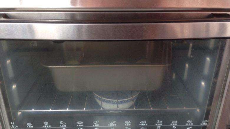 淡奶油面包,放入烤箱，烤箱下面放一碗热水，选择发酵40分钟左右。