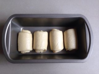 淡奶油面包,卷好之后直接放进380克吐司模里，面团有多就另做了一个小面包。你也可以直接用450克吐司盒做。想更简单的，还可以直接弄成一个个小的面团，就是省略5-8步，不用擀卷