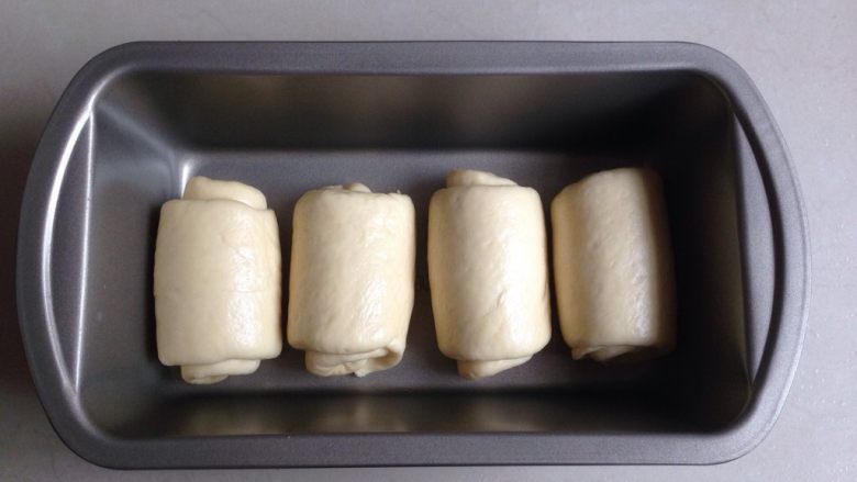 淡奶油面包,卷好之后直接放进380克吐司模里，面团有多就另做了一个小面包。你也可以直接用450克吐司盒做。想更简单的，还可以直接弄成一个个小的面团，就是省略5-8步，不用擀卷