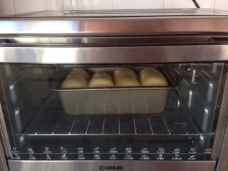 淡奶油面包,放入已经预热好上火165度，下火170度的烤箱烘烤20分钟左右。