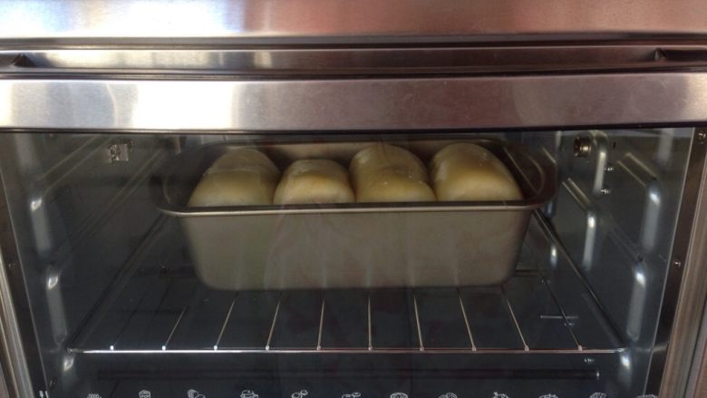 淡奶油面包,放入已经预热好上火165度，下火170度的烤箱烘烤20分钟左右。