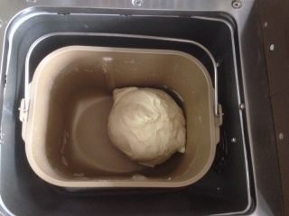 淡奶油面包,选择和面8分钟，然后静置5分钟（怕面温过高，可以将面包桶提出来，在周围放冰袋降温），再和面15分钟，和至扩展阶段（不同型号的面包机和面时间和方法不同）