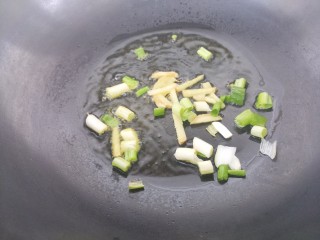 酸菜土豆丝,锅里热油，先把葱和姜爆香。