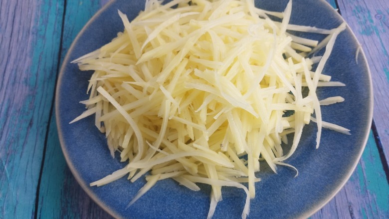 酸菜土豆丝,然后把土豆切成丝。