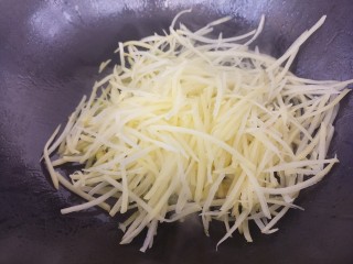 酸菜土豆丝,然后放入土豆丝炒。