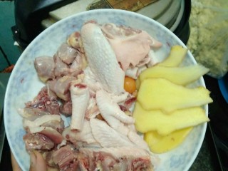 浓香椰子鸡,生姜切片与鸡肉放在一起。