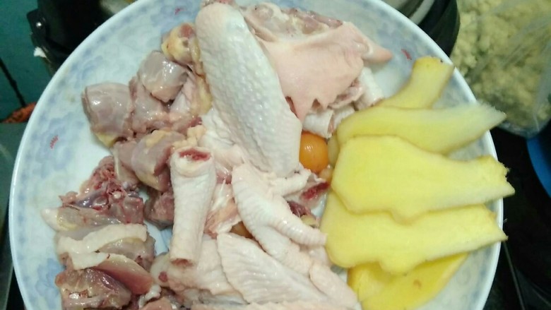浓香椰子鸡,生姜切片与鸡肉放在一起。