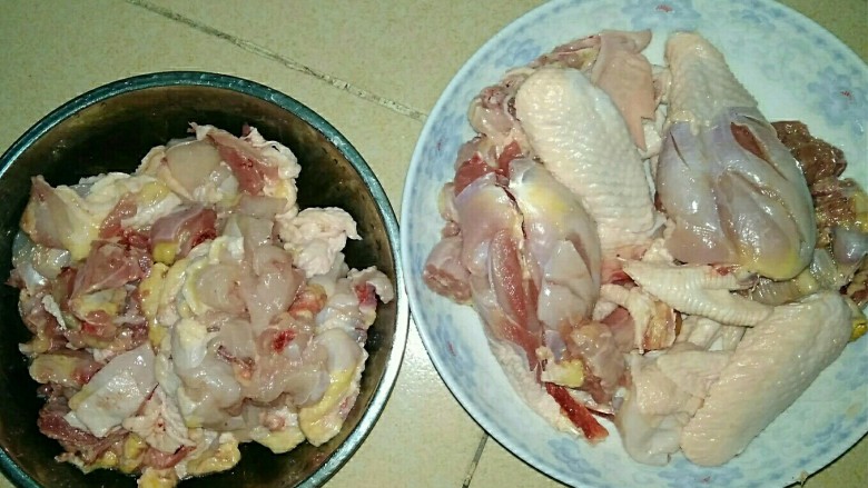 浓香椰子鸡,鸡肉剁成鸡块，鸡翅膀、头部、鸡腿与鸡骨头较多的部分分开放，用来煲汤。