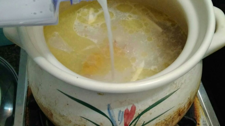 浓香椰子鸡,准备关火出锅前倒入提前打好的椰汁，再次沸腾起来即可关火，关火后再加入一勺食盐调味即可。