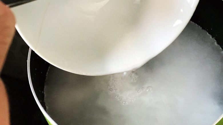 自制豌豆凉粉&凉拌凉粉,小锅里倒入450克清水烧开，转小火，缓缓倒入豌豆粉浆；