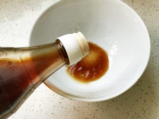 自制豌豆凉粉&凉拌凉粉,1瓷勺醋；