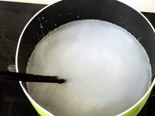 自制豌豆凉粉&凉拌凉粉,用筷子搅至透明；