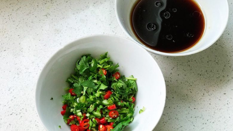 自制豌豆凉粉&凉拌凉粉,调料全部准备完成；